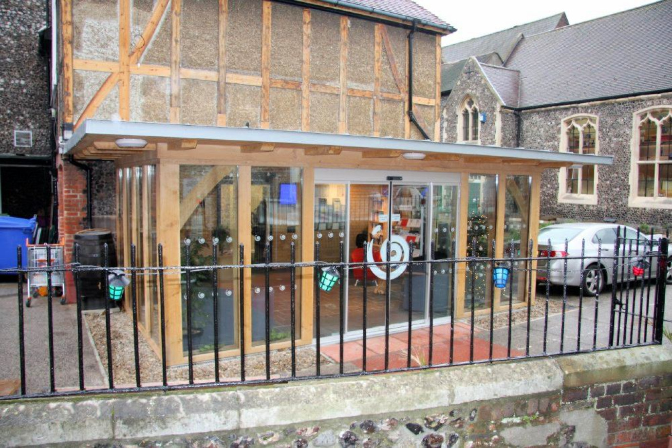 Zinc-roofed double-glazed reception area
