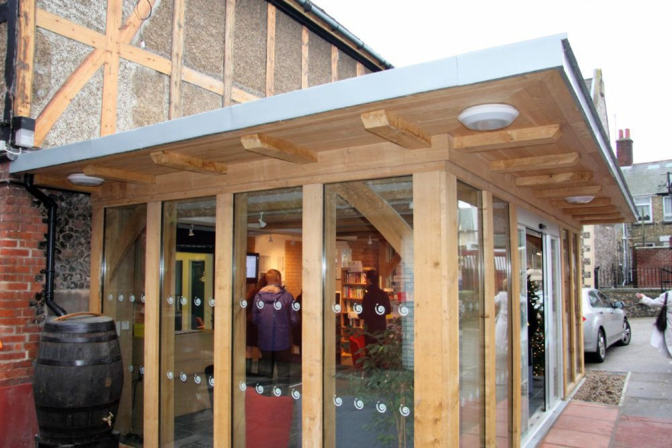Zinc-roofed double-glazed reception area