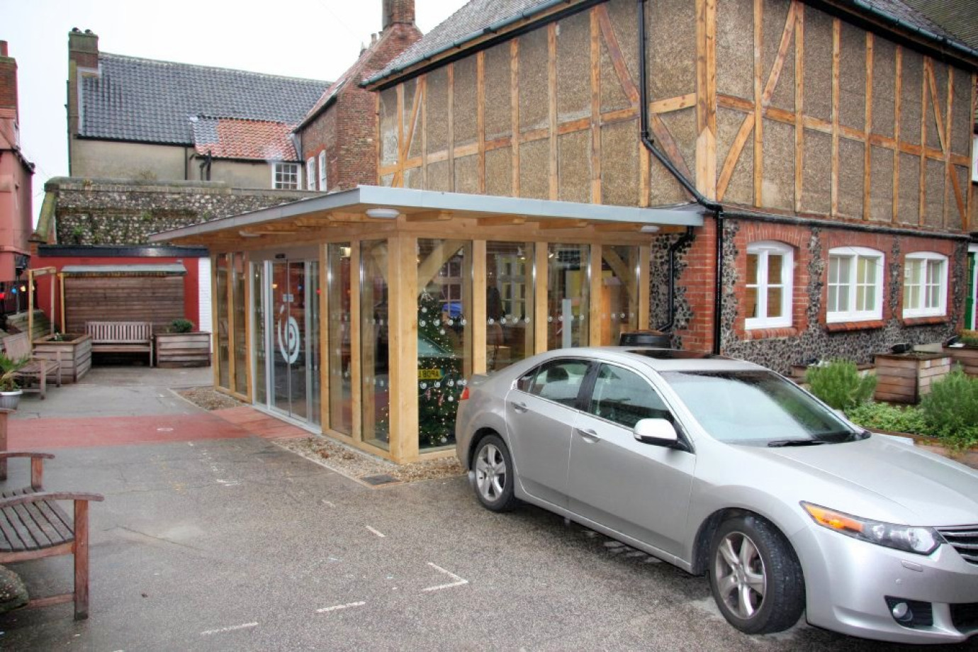 Zinc-roofed double-glazed reception area